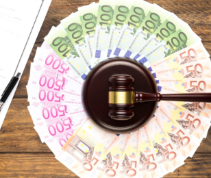 marteau de la justice avec billets de banque